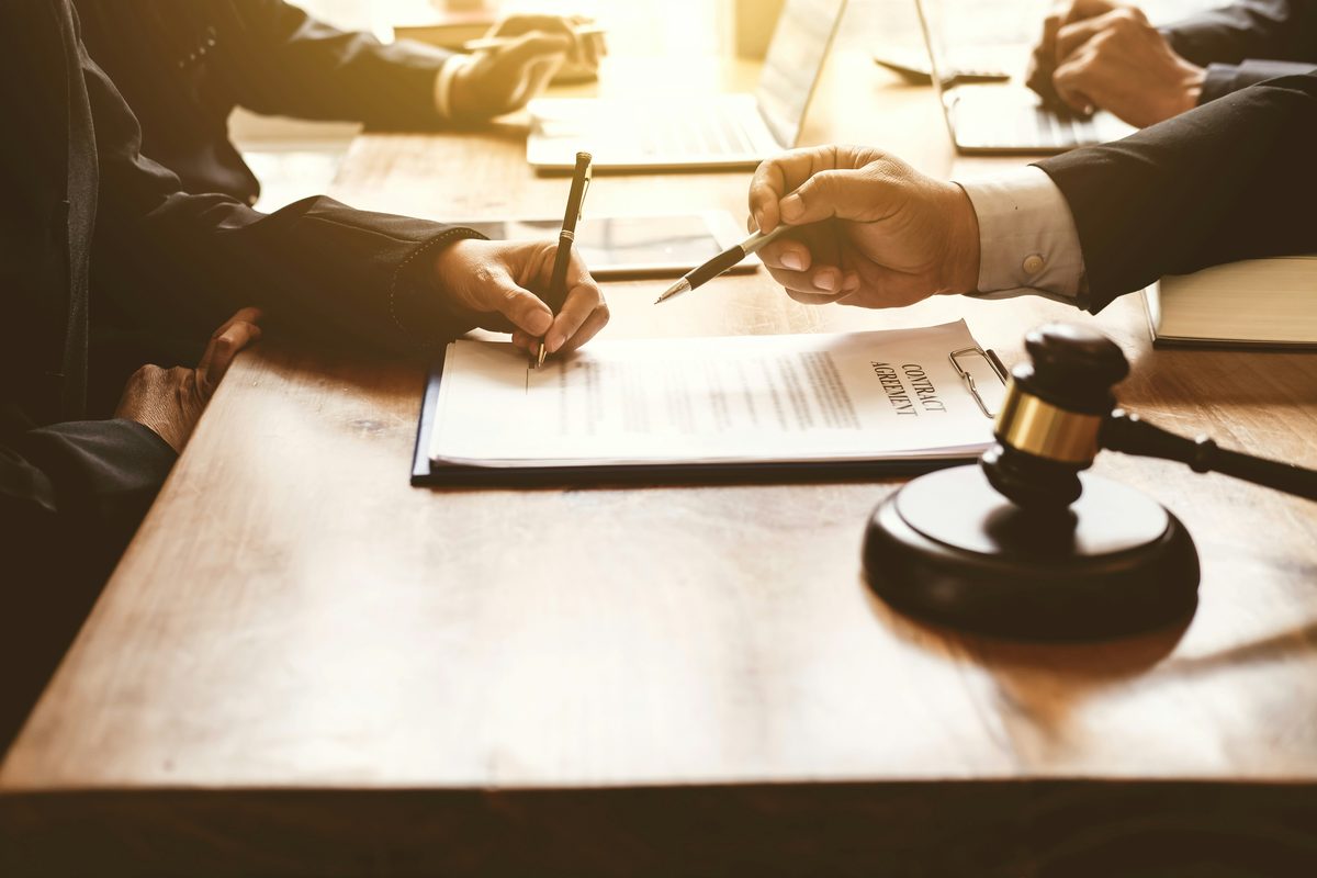 Bilingual notary assisting a non-resident client with property formalities