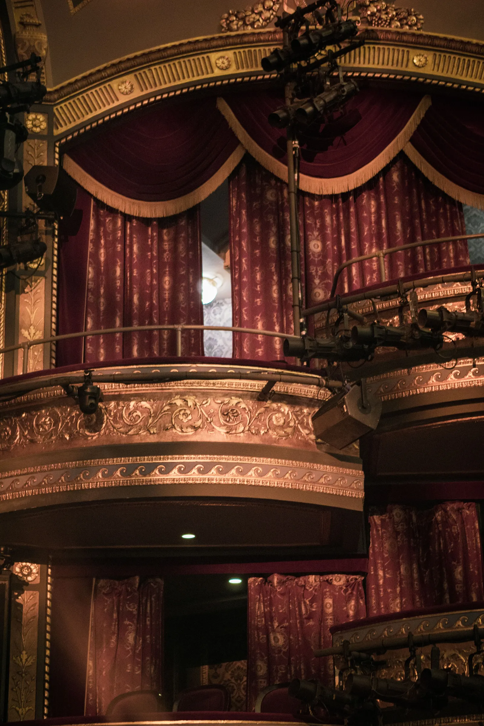 Théâtre à l'italienne aux balcons dorés