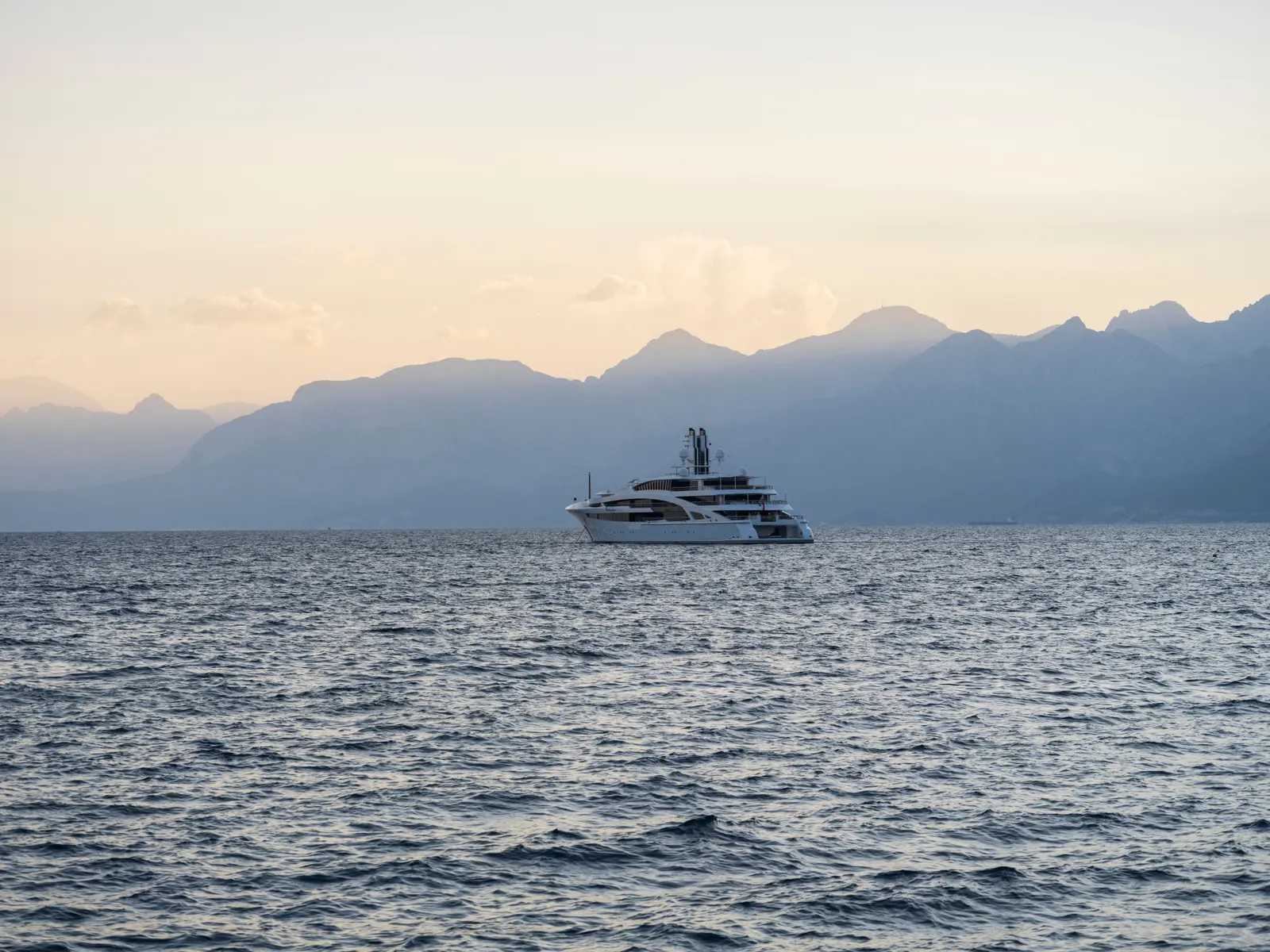 Yacht de luxe naviguant au crépuscule