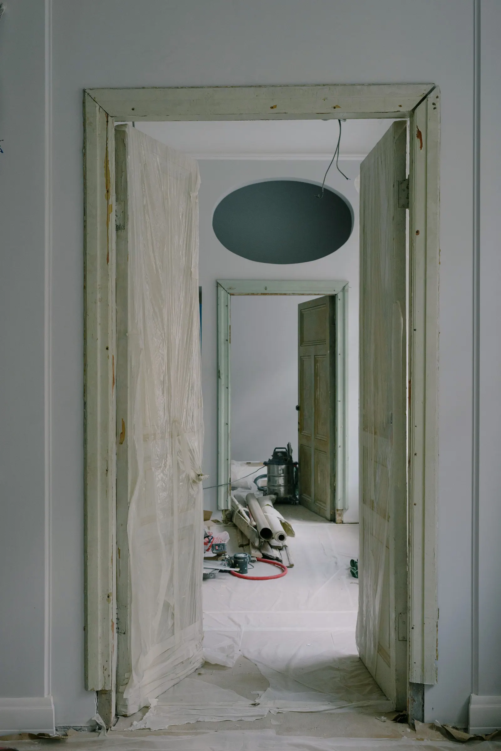 Porte sous protection pendant une rénovation soignée