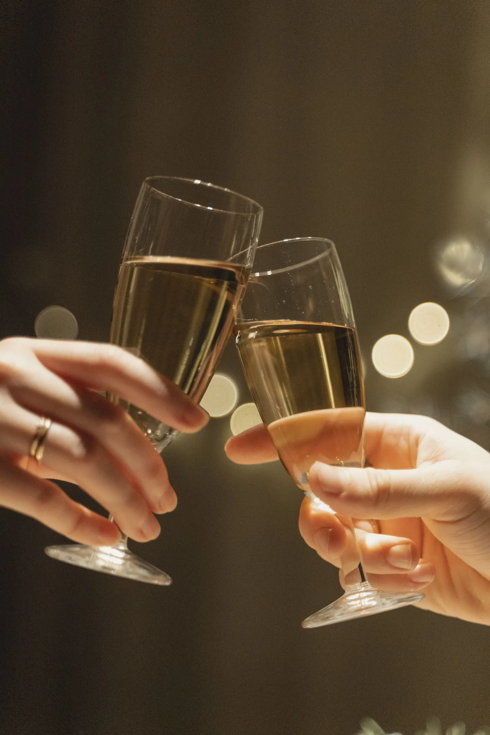 Flûtes de champagne portées lors d'une réception