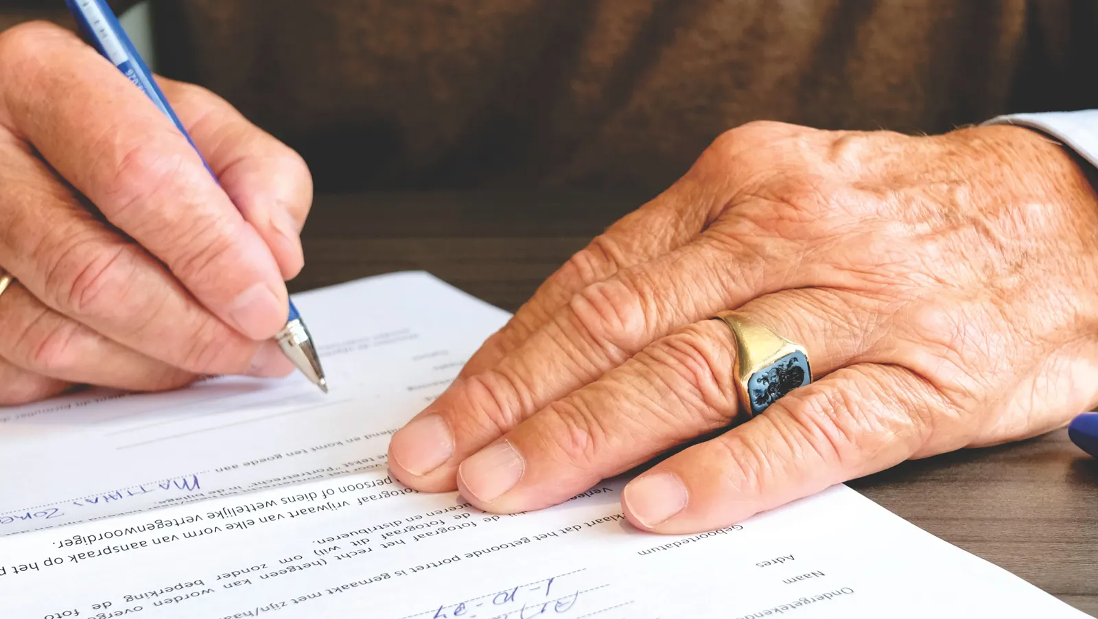 Signature d'un acte de propriété devant notaire