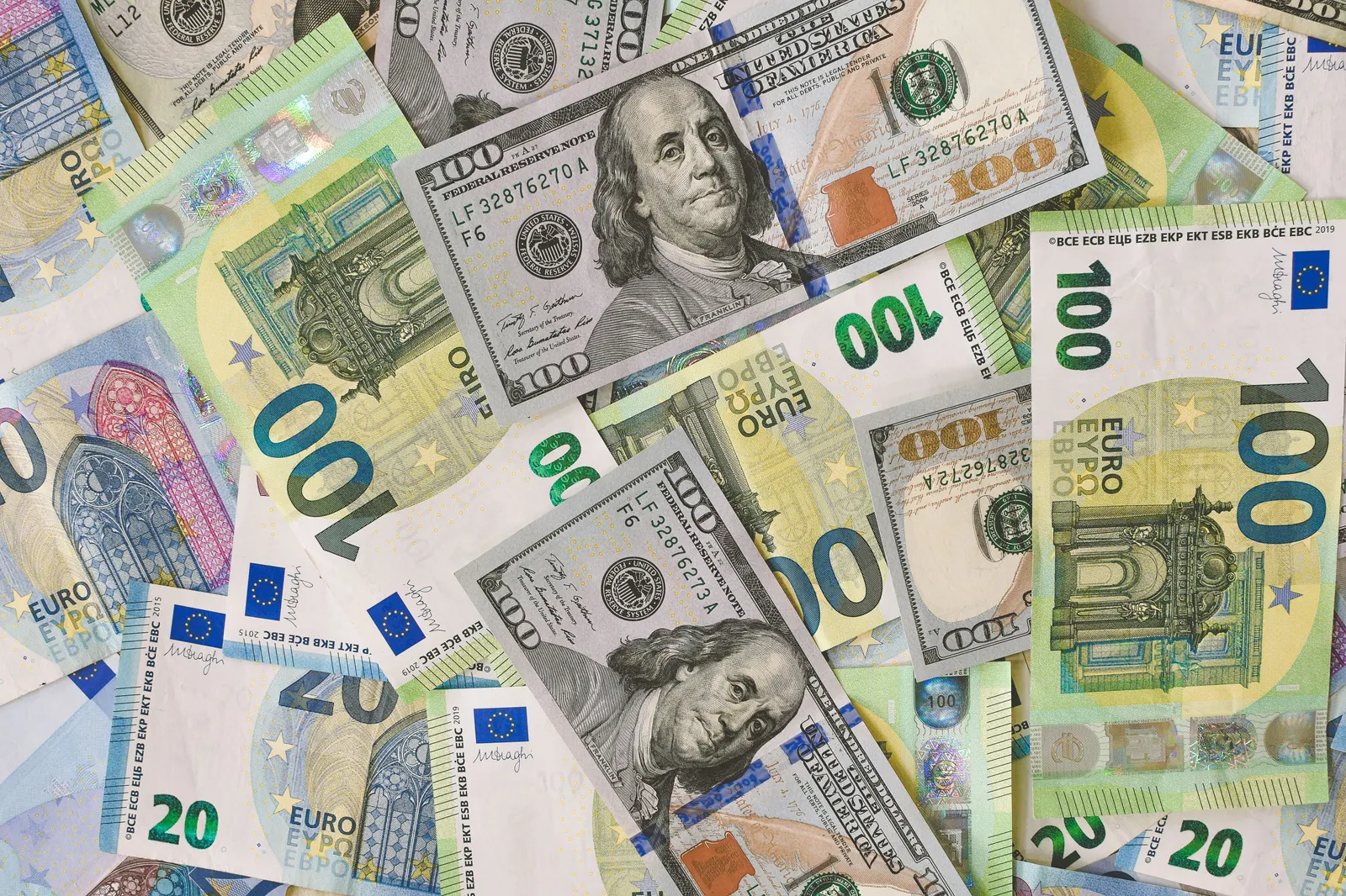 Billets en euros et en dollars pour un transfert de devises