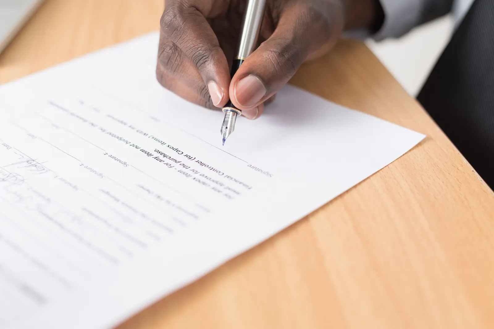 Document officiel et stylo plume argent